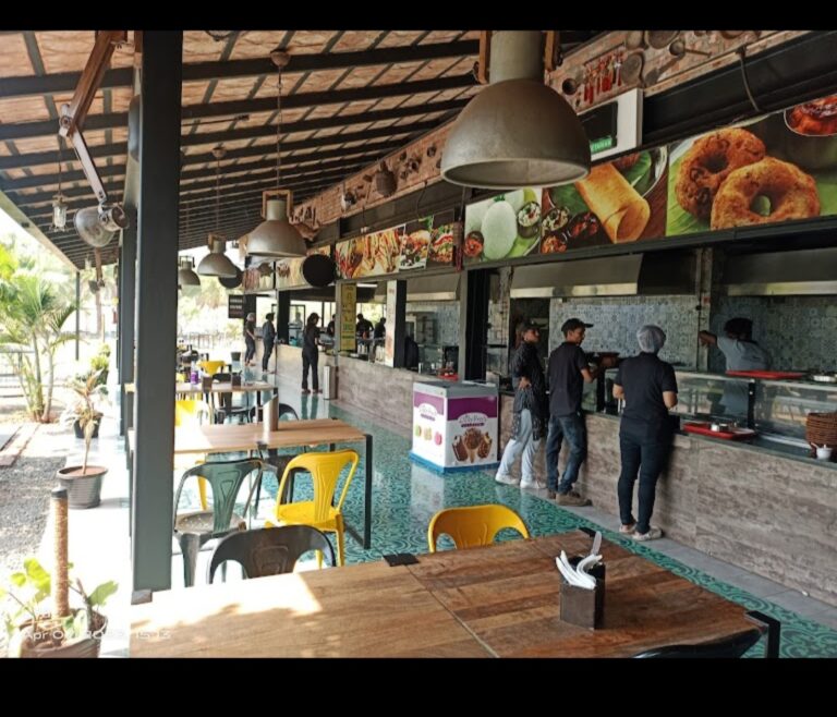Family Dining at Ethans Apple Food Court